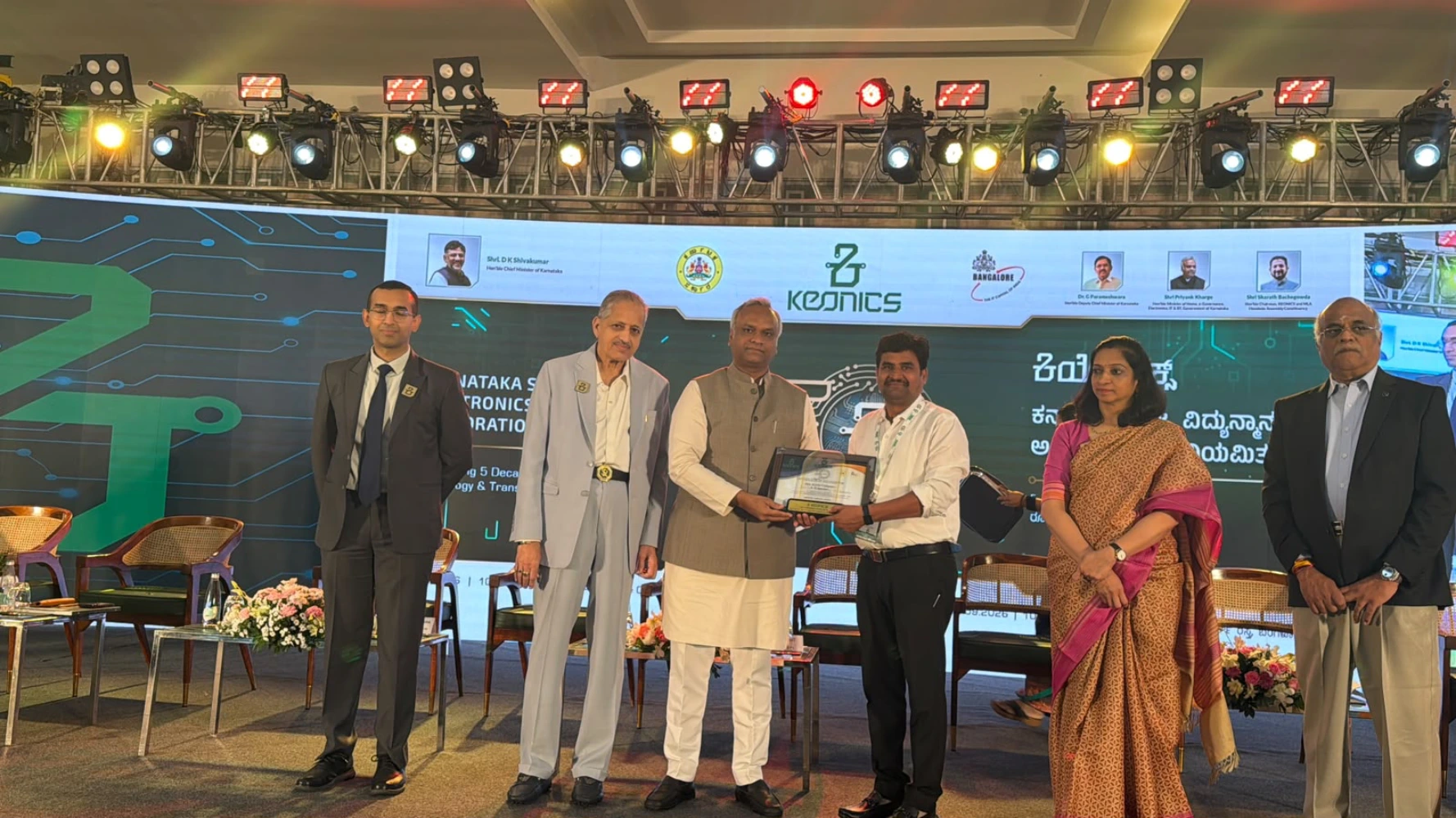 Kavita Computers receiving the India Icon Award